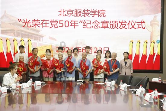 陈奕迅深圳独自坐地铁似路人，乘客低头玩手机无人理，遭嘲已过气