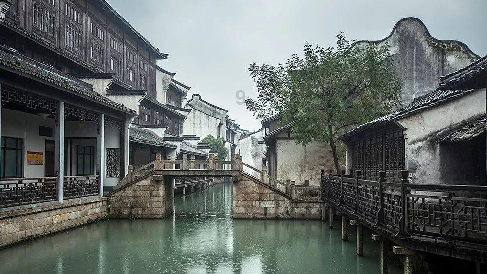 逃离残破的机舱